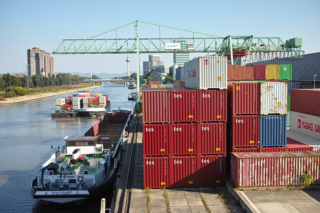 kontejnery v přístavu
