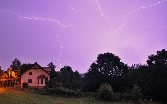 blesky nad krajinou